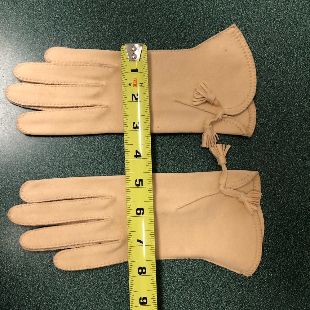 Fownes Doette Deluxe // cream gloves // vintage // hand sewn - Picture 2 of 8